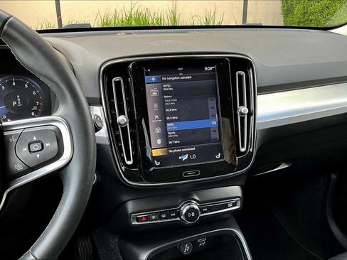 Used 2022 Volvo XC40 T5 Momentum image 6