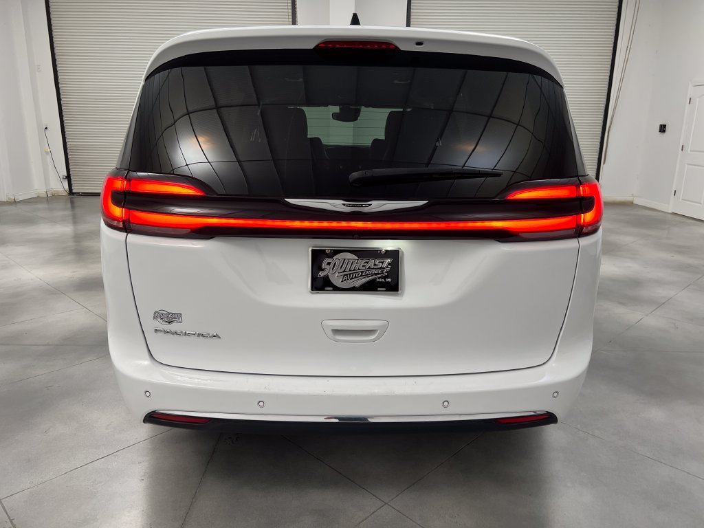 Used 2024 Chrysler Pacifica Touring-L FWD image 8