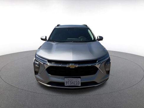 Used 2025 Chevrolet Trax LT FWD image 4