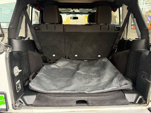 Used 2018 Jeep Wrangler Unlimited Sahara w/ Connectivity Group image 12