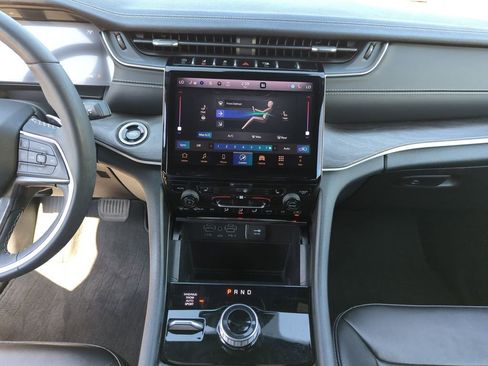 Used 2024 Jeep Grand Cherokee Limited w/ Black Appearance Package image 25