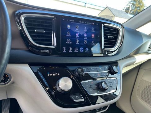 Used 2017 Chrysler Pacifica Touring-L Plus w/ Advanced Safetytec Group FWD image 22