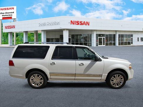 Used 2010 Lincoln Navigator L 2WD image 5