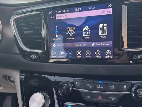 Used 2018 Chrysler Pacifica Touring-L Plus w/ Advanced Safetytec Group image 22