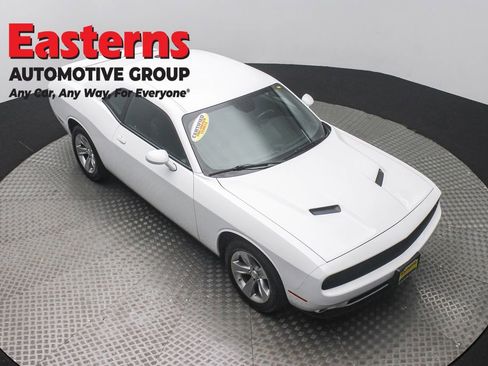Used 2022 Dodge Challenger SXT image 3