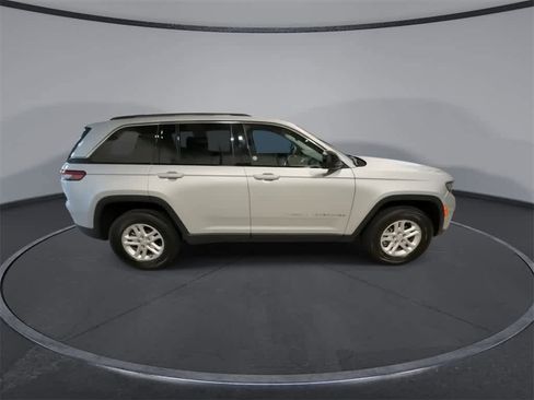 Used 2023 Jeep Grand Cherokee Laredo image 9