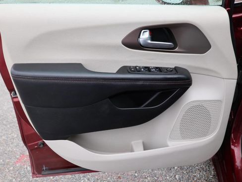 Used 2018 Chrysler Pacifica Touring-L w/ Advanced Safetytec Group FWD image 12