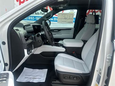 New 2025 Chevrolet Suburban Premier image 27