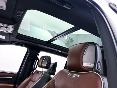 Used 2023 GMC Yukon XL Denali Ultimate AWD/4WD image 6