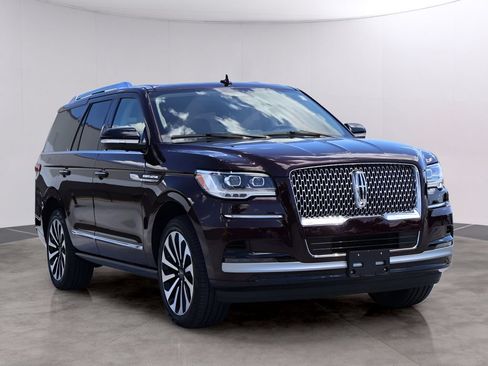 Used 2024 Lincoln Navigator Reserve AWD/4WD image 3