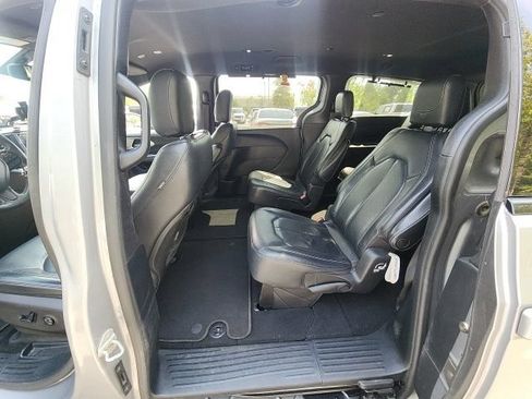 Used 2020 Chrysler Pacifica Touring-L w/ S Appearance Package FWD image 19