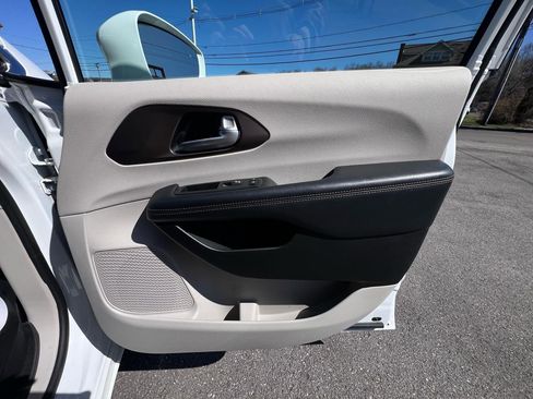 Used 2018 Chrysler Pacifica Touring-L w/ Advanced Safetytec Group image 30