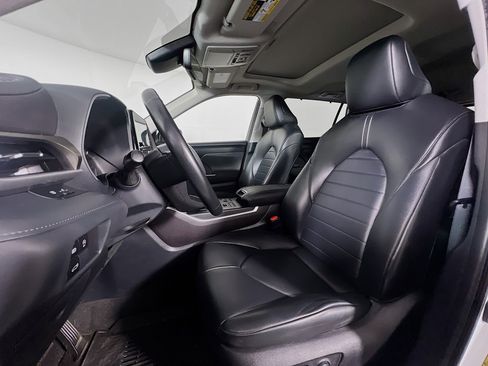 Used 2023 Toyota Highlander XLE image 11