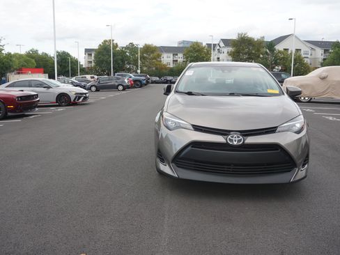 Used 2019 Toyota Corolla LE w/ Carpet Mat Package (TMS) FWD image 2