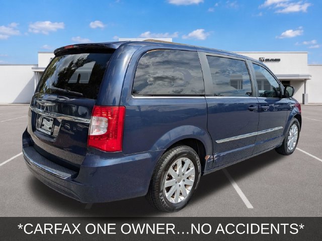 Used 2015 Chrysler Town & Country Touring FWD image 4