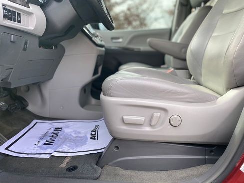 Used 2016 Toyota Sienna XLE w/ XLE Navigation Package image 21