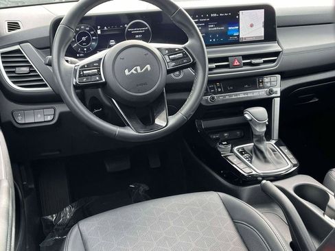 Used 2024 Kia Seltos EX FWD image 2