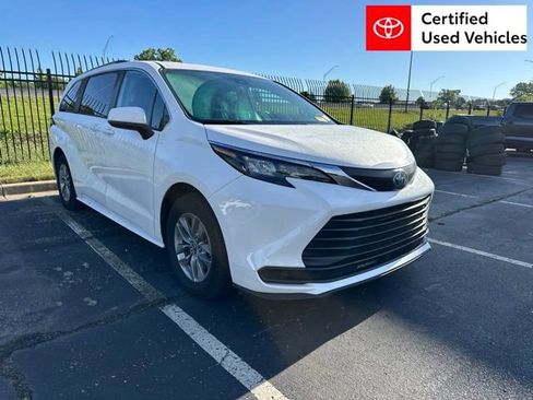 Used 2024 Toyota Sienna LE FWD image 1