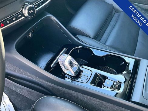 Used 2024 Volvo XC40 B5 Plus image 18