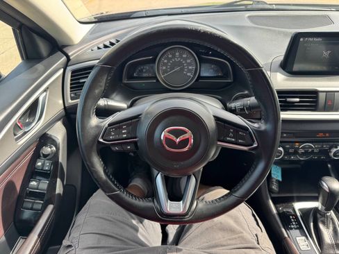 Used 2018 MAZDA MAZDA3 Touring FWD image 19
