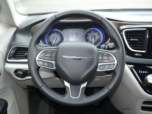 Used 2017 Chrysler Pacifica Touring-L FWD image 16