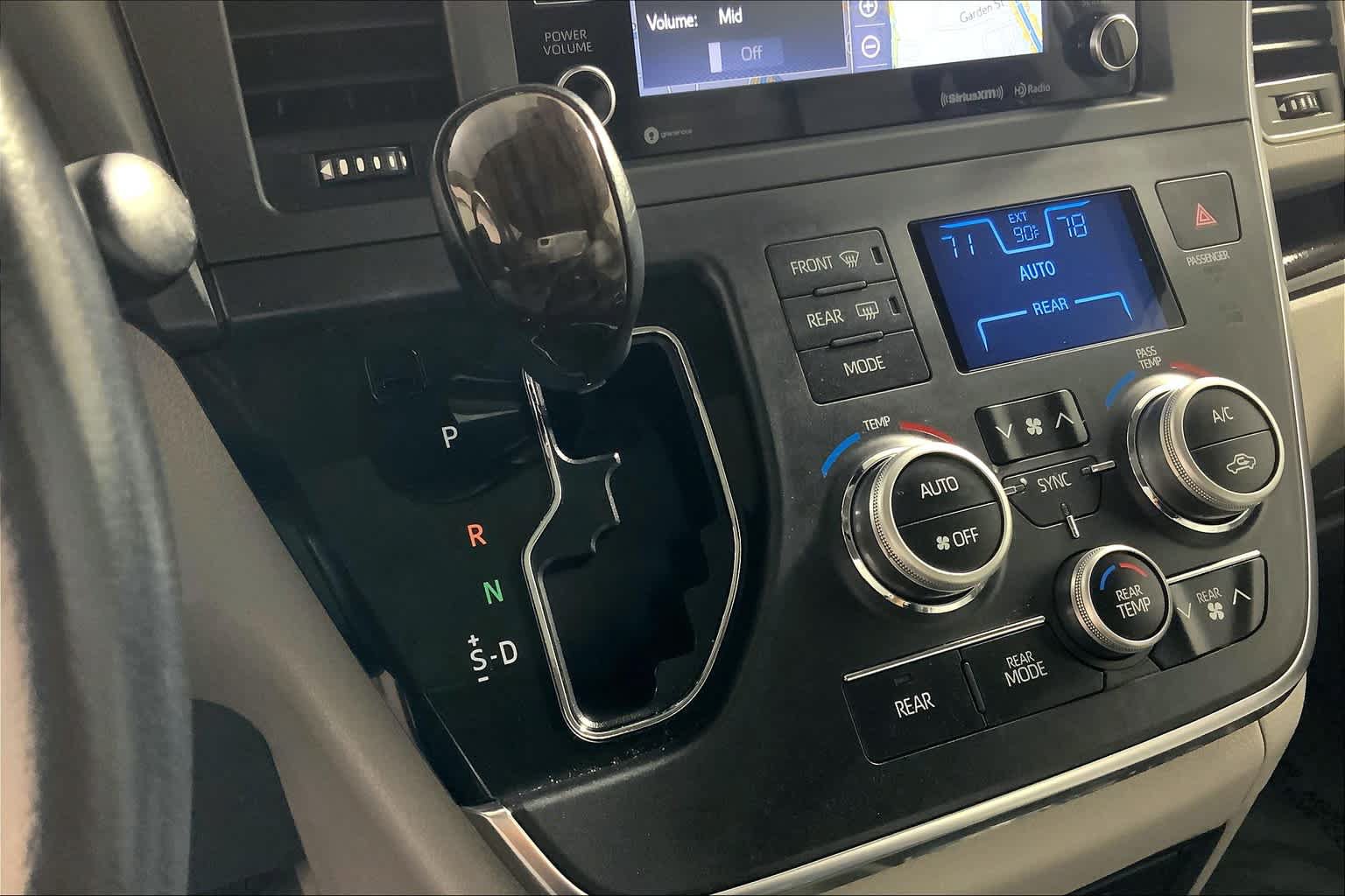 Used 2018 Toyota Sienna XLE Premium w/ Outdoor Package AWD/4WD image 17