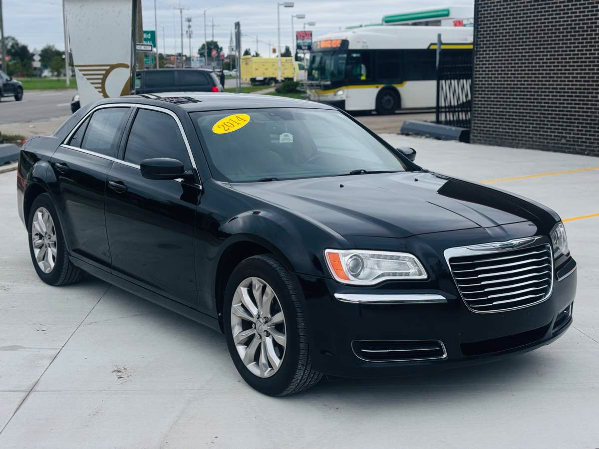 Used 2014 Chrysler 300 AWD image 2