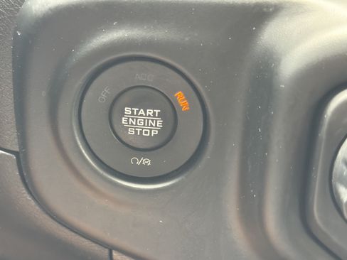 Used 2022 Jeep Wrangler Unlimited Sahara AWD/4WD image 10