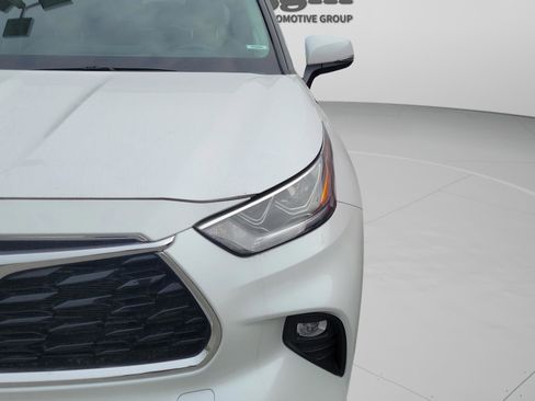 Used 2024 Toyota Highlander Platinum image 11