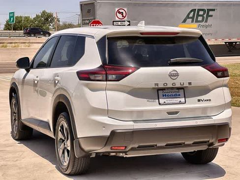 Used 2024 Nissan Rogue SV AWD/4WD image 5