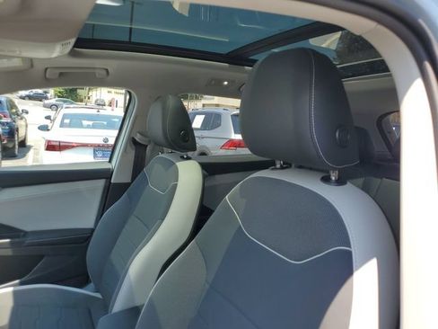 Used 2025 Volkswagen Taos SE w/ Panoramic Sunroof Package FWD image 23