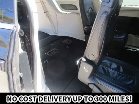 Used 2020 Chrysler Pacifica Touring-L FWD image 12