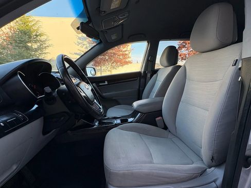 Used 2014 Kia Sorento LX image 10