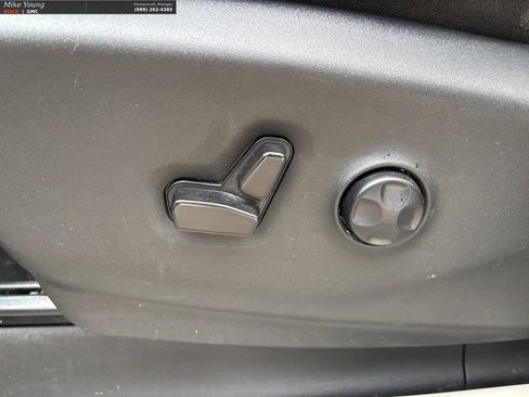 Used 2023 Chrysler Pacifica Limited FWD image 18