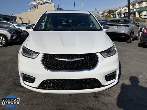 Used 2022 Chrysler Pacifica Limited w/ Uconnect Theater Family Group image 98