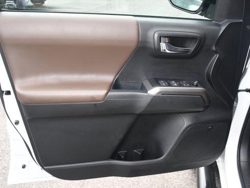 Certified 2023 Toyota Tacoma Limited AWD/4WD image 10