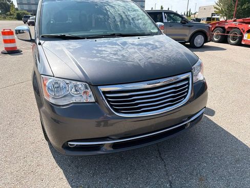 Used 2016 Chrysler Town & Country Touring-L w/ Driver Convenience Group FWD image 2