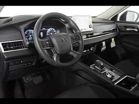 Used 2024 Mitsubishi Outlander ES AWD/4WD image 15