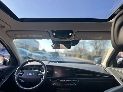 Used 2024 Kia Niro SX Touring image 7