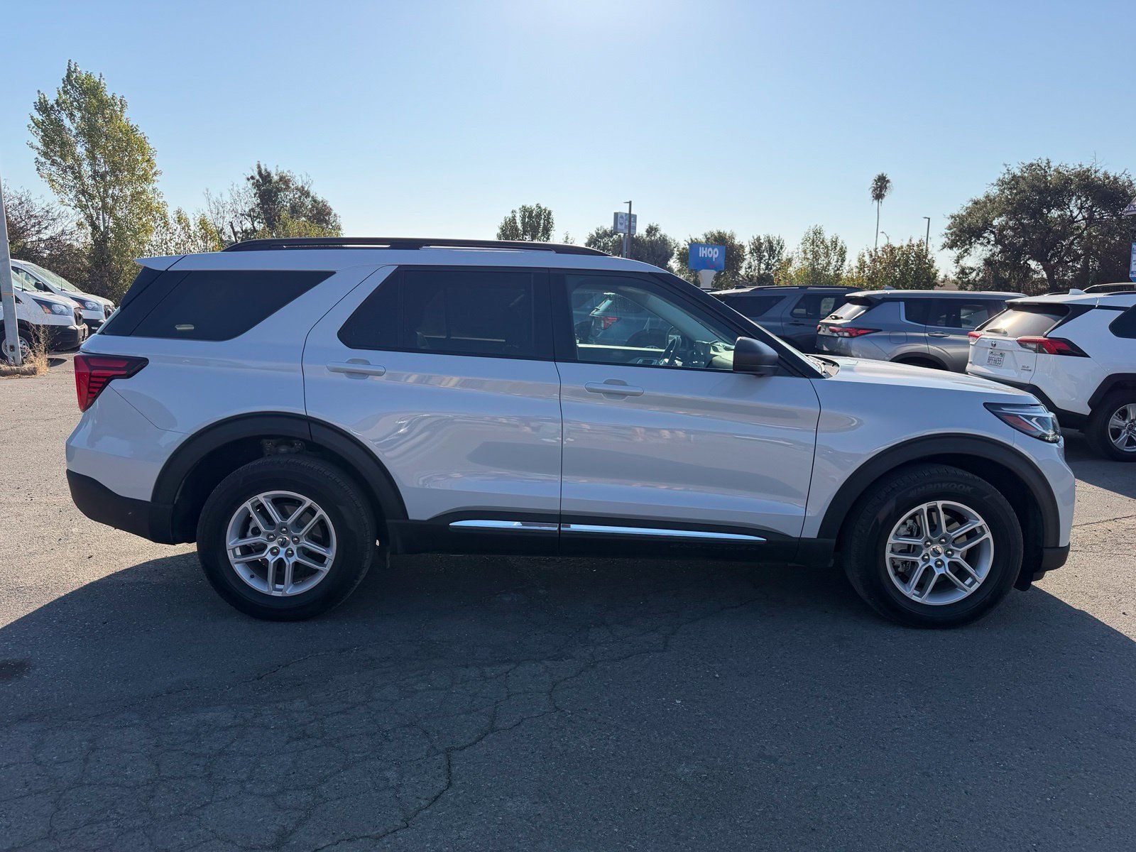 Used 2025 Ford Explorer Active AWD/4WD image 6