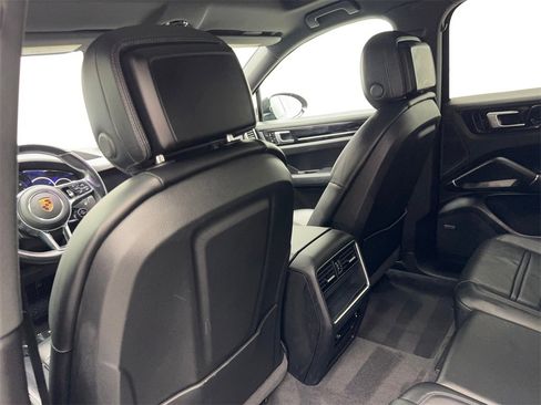 Used 2021 Porsche Cayenne Coupe image 34