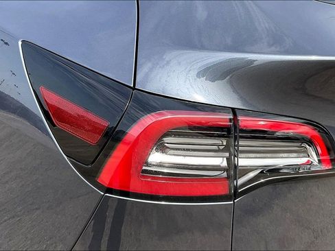 Used 2021 Tesla Model Y Long Range image 22