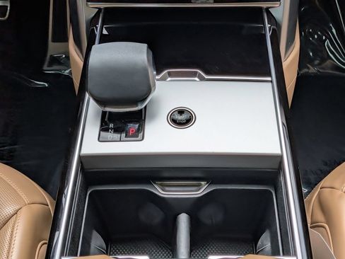 Certified 2025 Land Rover Range Rover SE AWD/4WD image 23