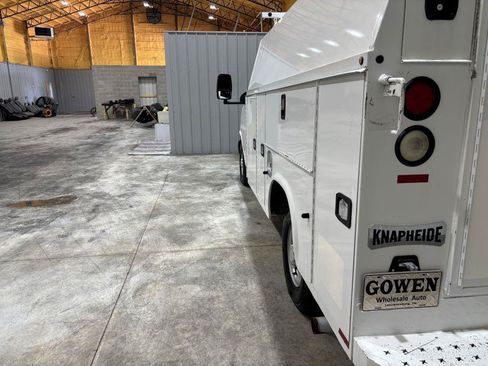 Used 2017 Chevrolet Express 3500 RWD image 9