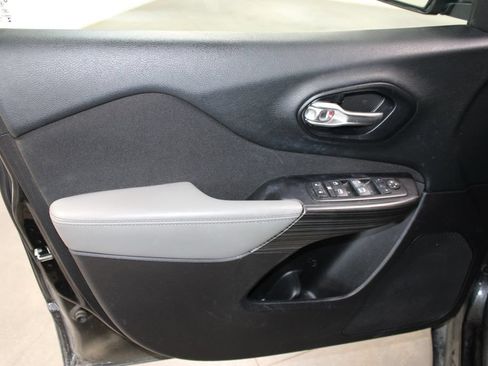 Used 2014 Jeep Cherokee Latitude FWD image 31