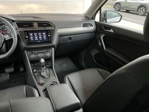 Used 2021 Volkswagen Tiguan SE w/ Panoramic Sunroof Package image 16