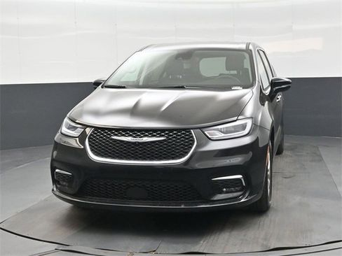 Used 2024 Chrysler Pacifica Touring-L image 8