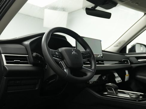 Used 2025 Mitsubishi Outlander ES image 17