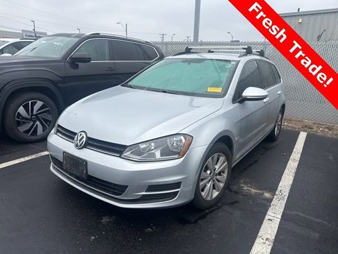 Used 2017 Volkswagen Golf S image 1