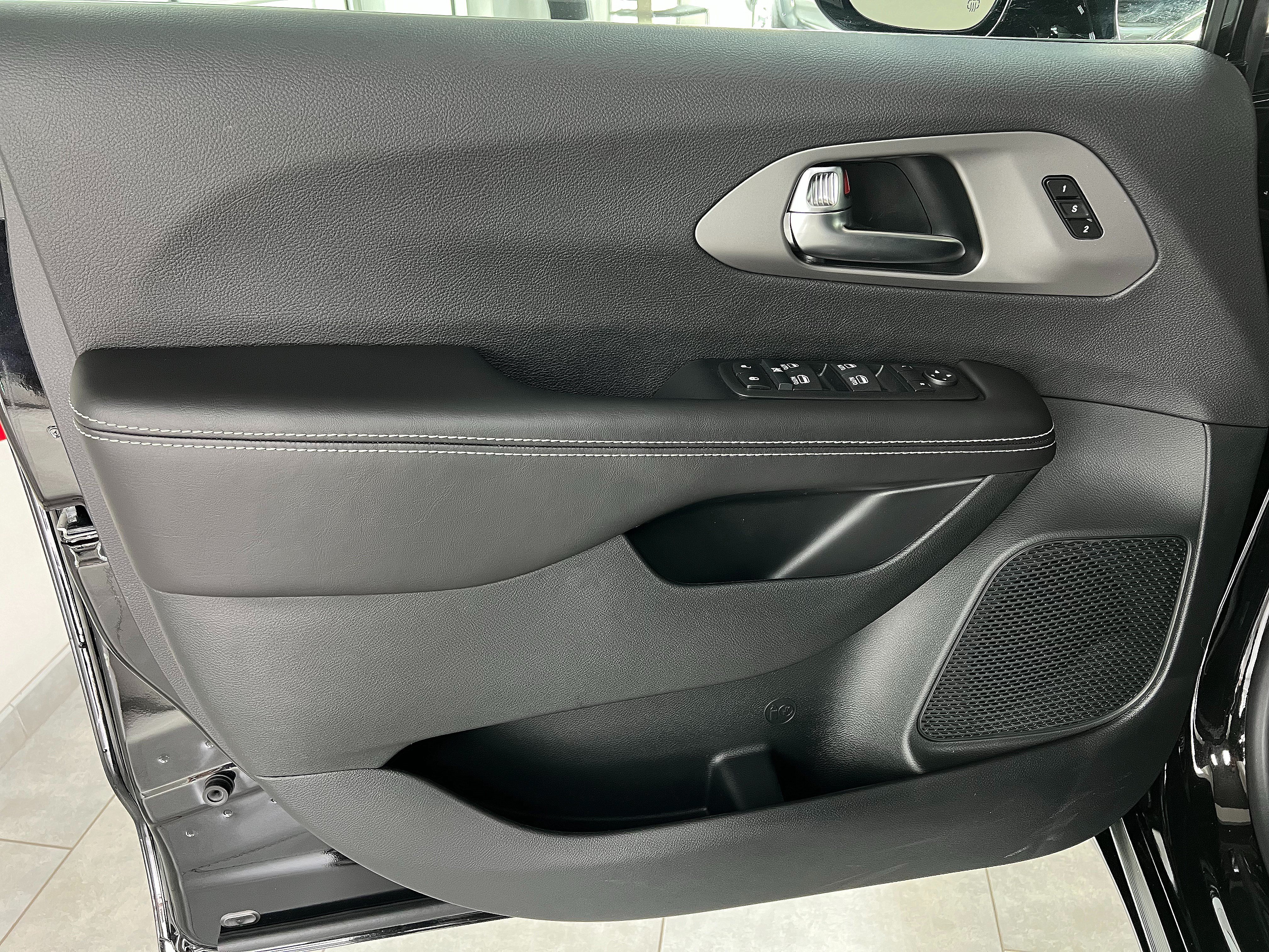 New 2027 Chrysler Pacifica Select FWD image 7